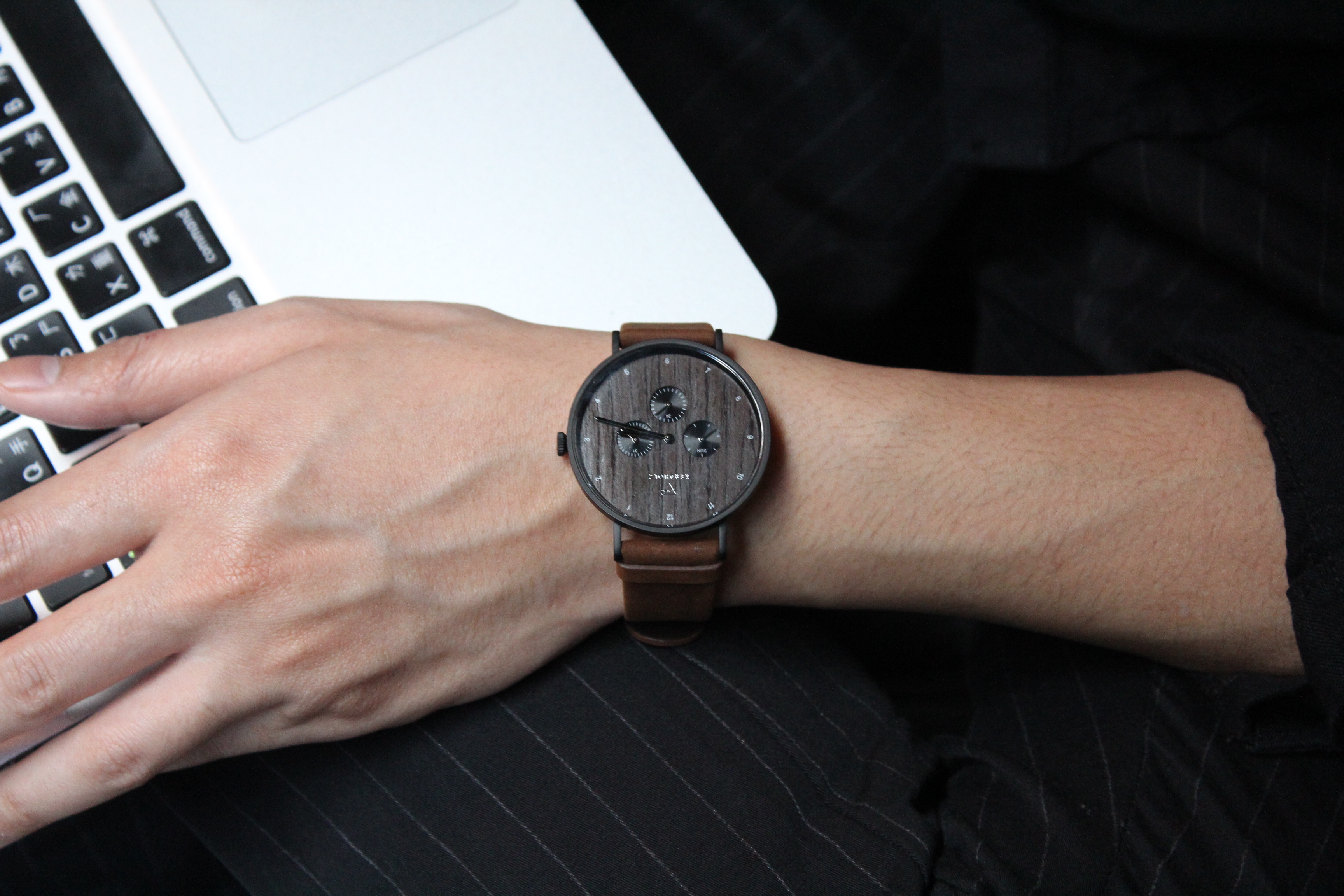 KERBHOLZ Caspar 系列錶盤由天然原木製成，每一款手錶都有獨特紋路