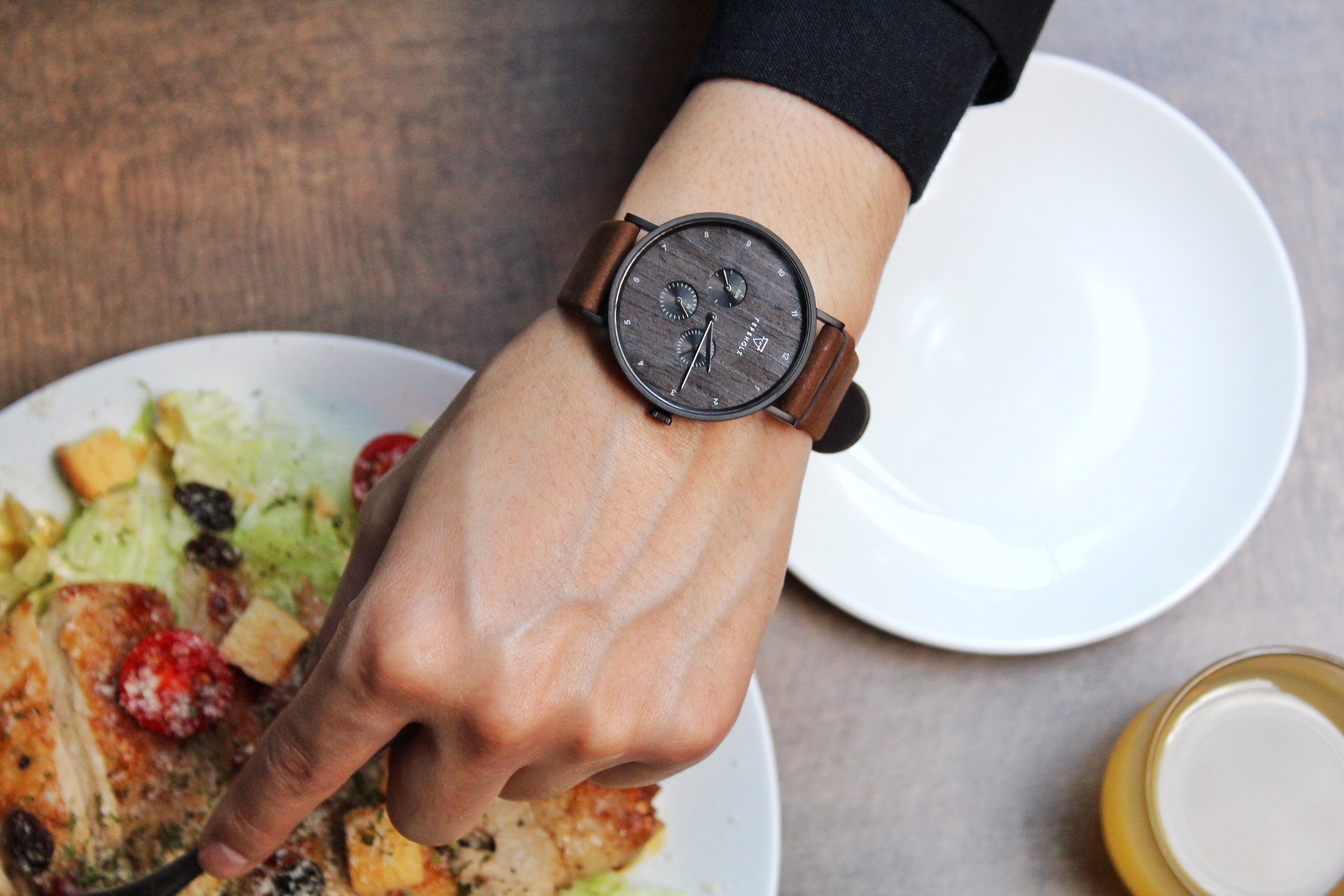 KERBHOLZ Caspar 錶面選用藍寶石玻璃鏡面（硬度僅次於鑽石，具有不易刮傷、透明度高之特點，受到許多高級鐘錶品牌的愛用。）