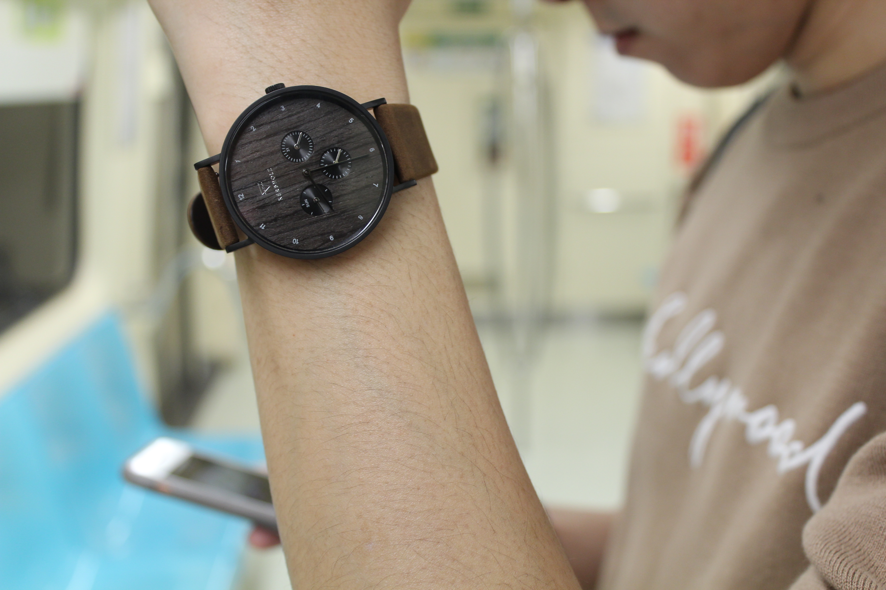KERBHOLZ Casper 錶帶由偏軟型的皮革製作，再穿戴上更為便利且較不易造成皮革的折損。