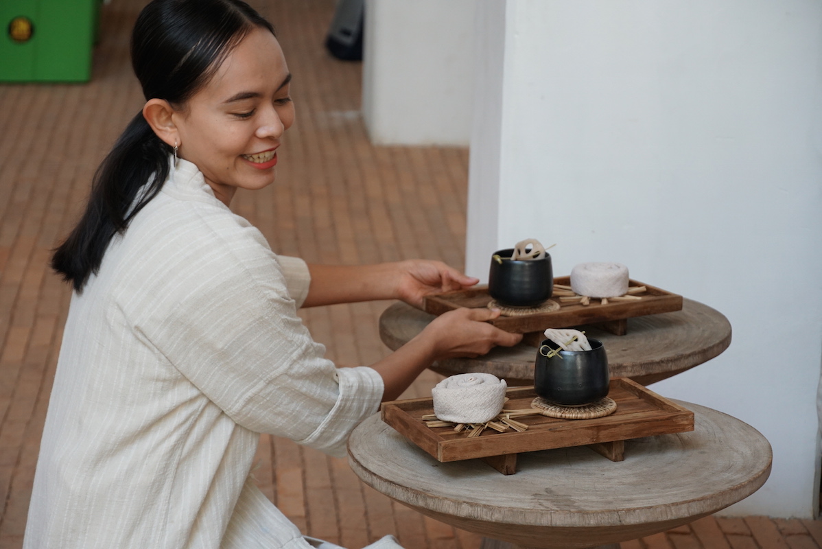 除了蓮藕茶之外，飯店提供的迎賓擦手巾特別使用檸檬草、香茅草、及特殊香草浸泡，代表著祝福的意味。