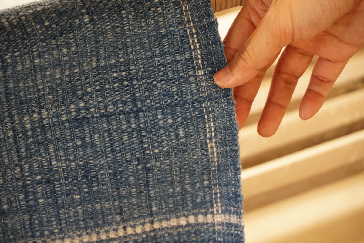 手工編織的染色方巾織品，需耗時2-3個星期才能製作完成。