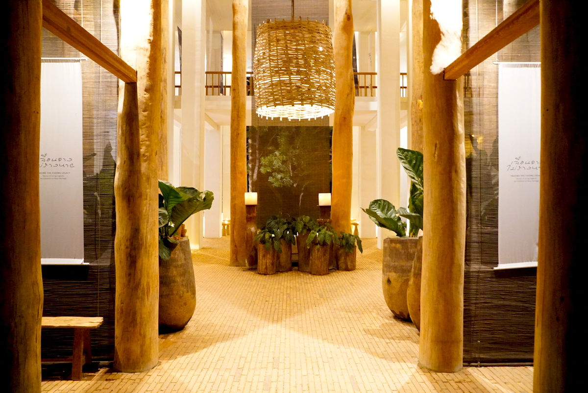 飯店入口以大型原木加上手工魚網作為燈罩，讓人彷彿進入了另一個世界。