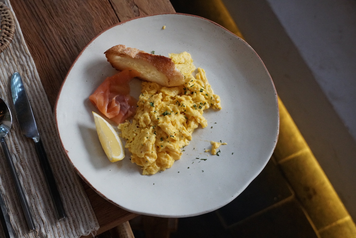 西式早餐，可選擇蛋的料理方式及兩款肉類，亮點是有機雞蛋。