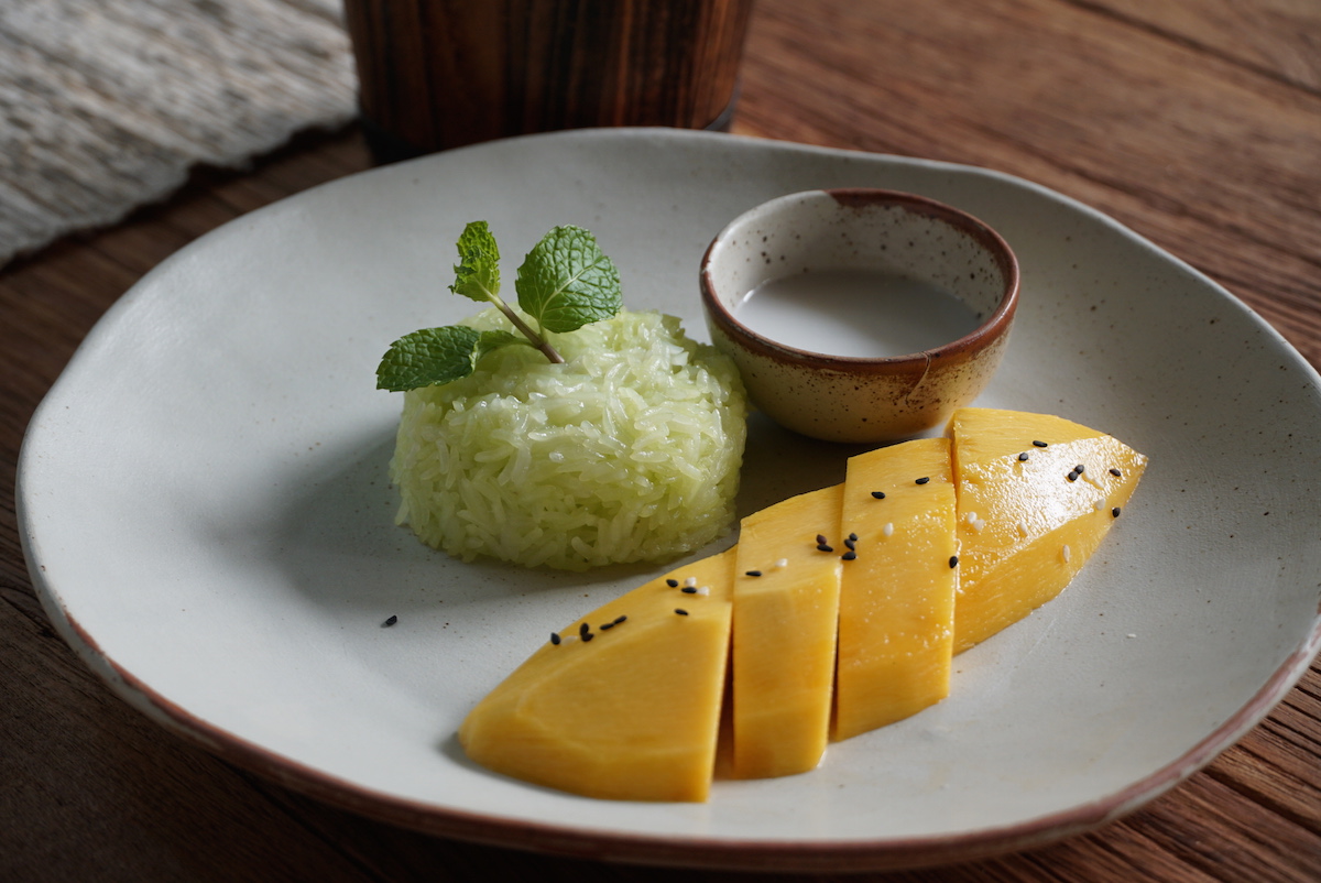 Mango, sticky rice and coconut milk 芒果糯米飯