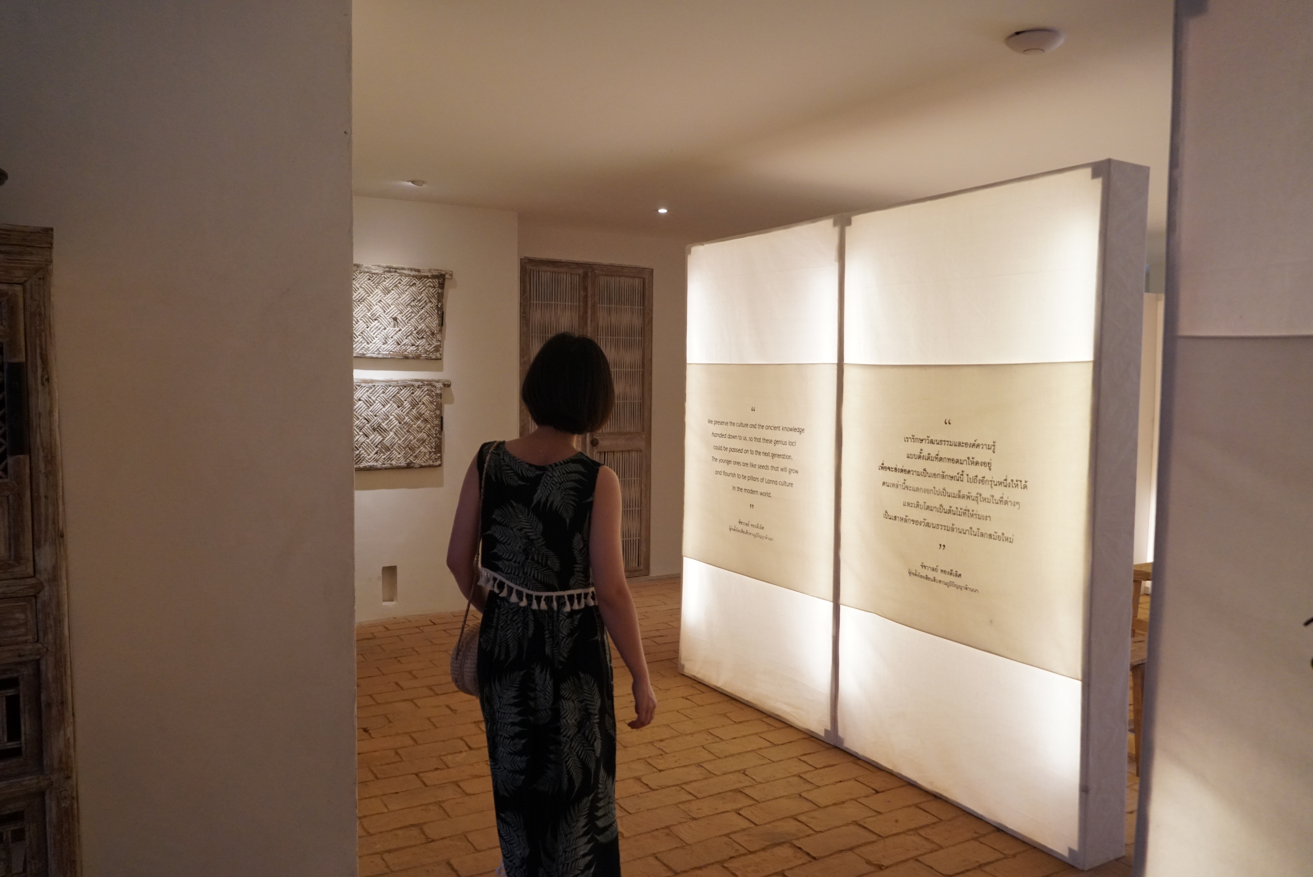 影視廳以在白布中透出亮光，白布中以以泰文及英文寫著展覽的核心意義。