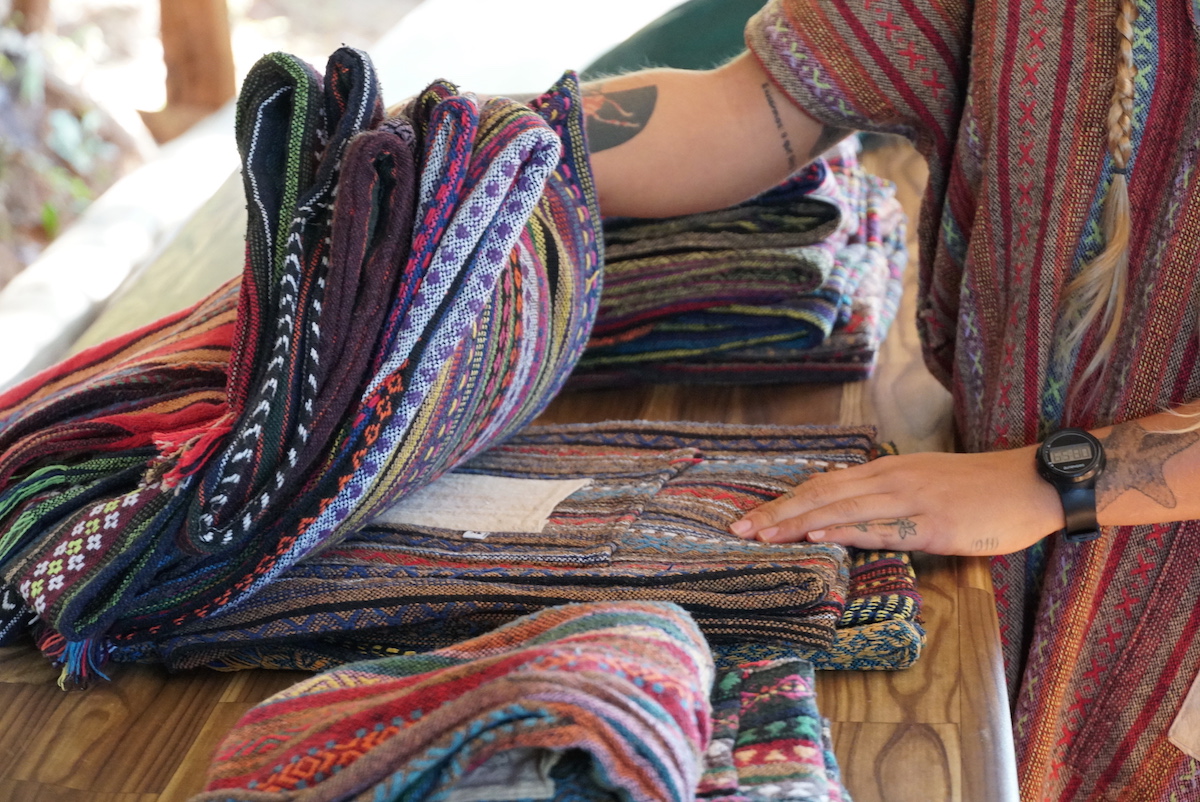 Karen族衣服給前來體驗者挑選，為當地居民手工製作。