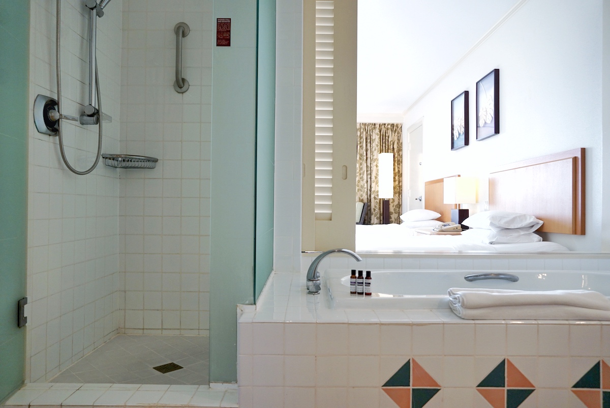 Hyatt Regency 房間同樣設立了乾濕分離衛浴設備，透過磁磚色塊設計帶出淡淡的鄉村設計風情。