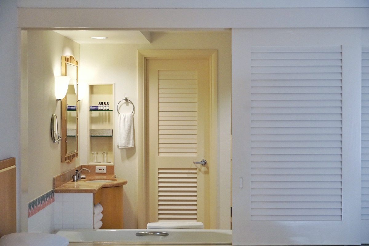 浴室可用拉門隔出空間也可敞開擴大空間感，溫馨也貼心的設計。