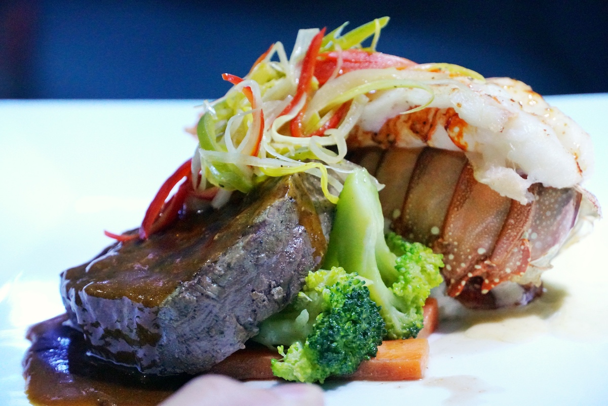 Under The Sea 使用菲力牛排與龍蝦海陸精華做為主餐。