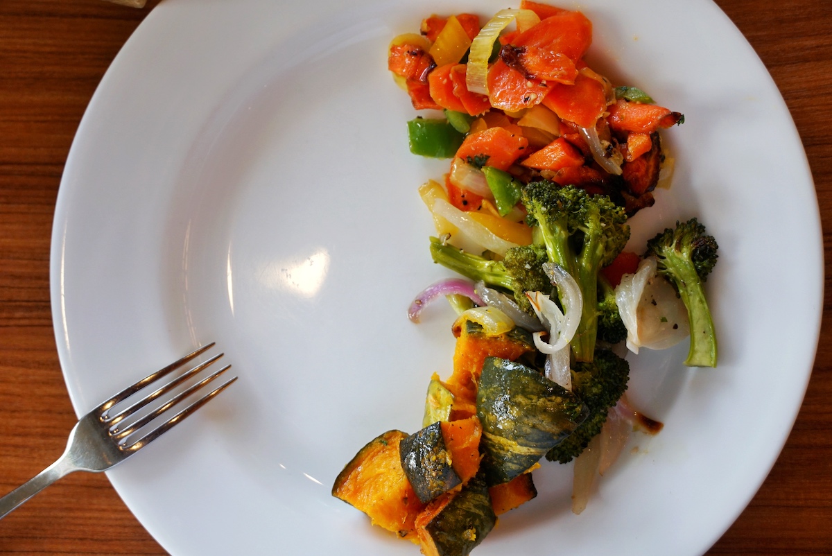 烤南瓜、炒時蔬是在關島餐廳難得一見的食物，Cafe Kitchen 都有。